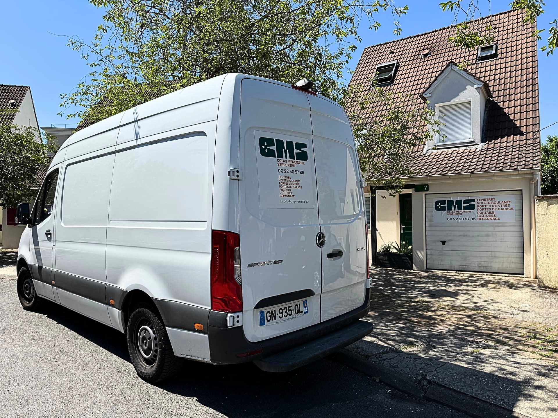 CMS Menuiserie, artisan menuisier serrurier basé à Noisy-le-Grand (93) et intervient dans toute l'Ile-de-France et Paris pour le remplacement et la pose de fenêtres, portes d'entrée, volets roulants, portails et serrurerie.