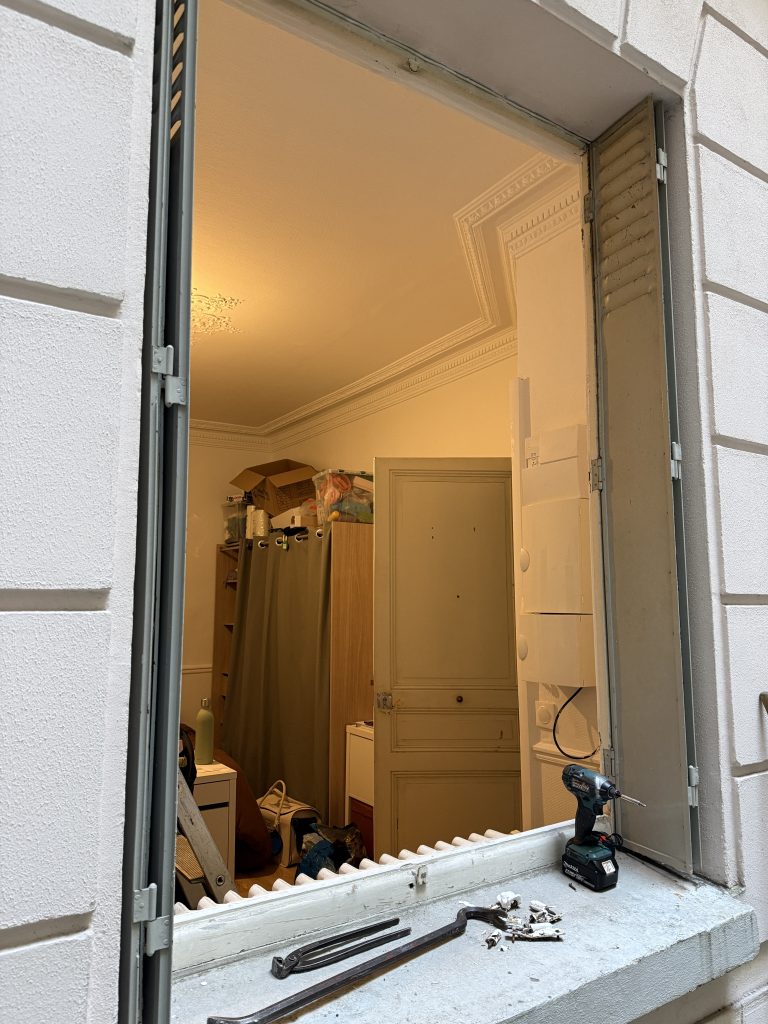Avant remplacement, vue extérieure sur le studio parisien, sans fenêtre.