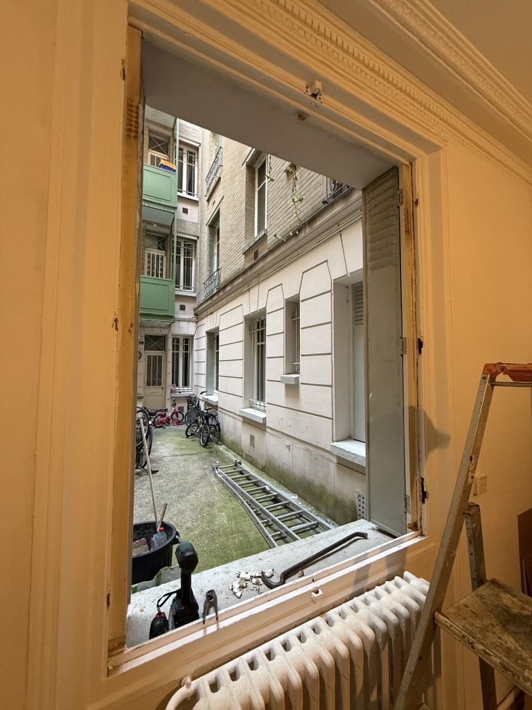 Avant remplacement d'une fenêtre ancienne d'origine, dépose de l'ancienne fenêtre.