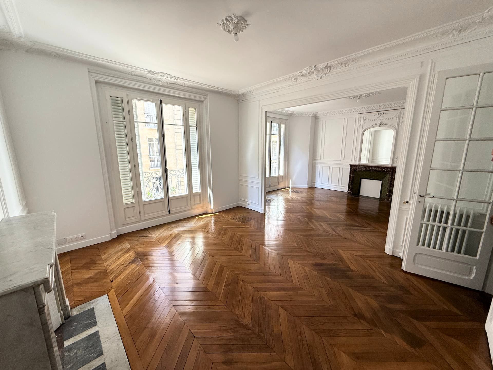 Remplacement de fenêtre en bois dans un appartement haussmannien à Paris par Ludovic COLAS, artisan menuisier et dirigeant CMS Menuiserie.