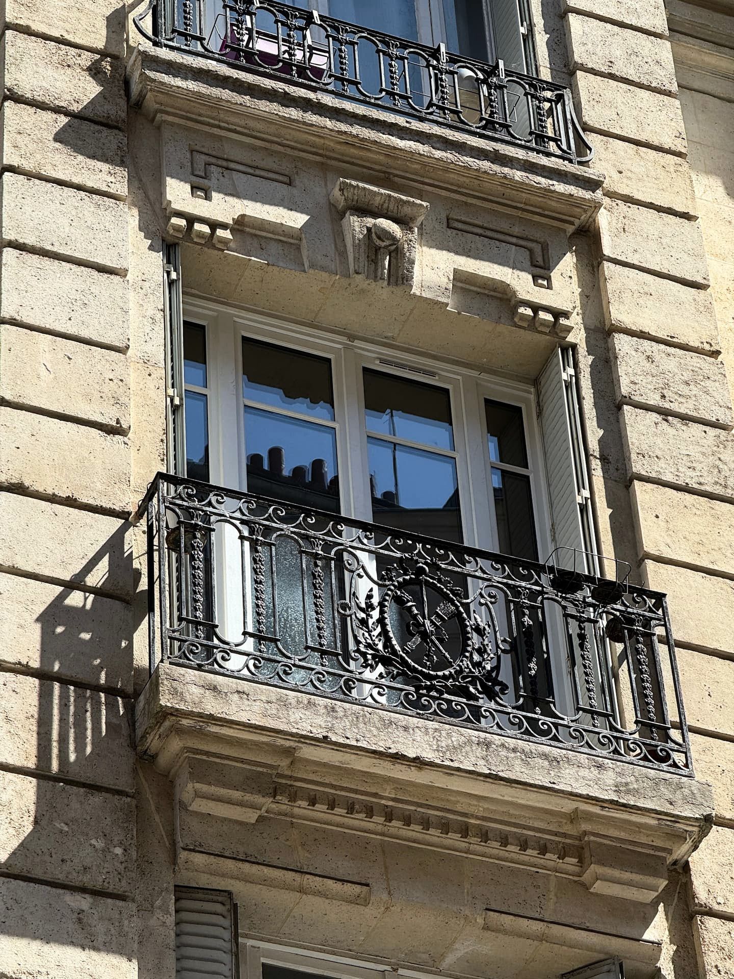 Photo extérieure d'une fenêtre d'un appartement haussmannien à Paris remplacé par Ludovic COLAS, artisan menuisier.