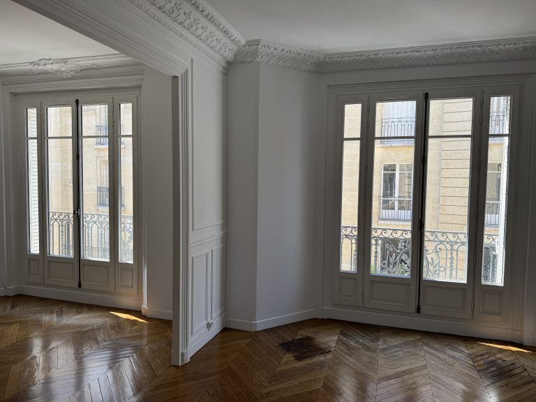 Remplacement fenêtres bois à l'identique dans un appartement haussmannien Paris 14e, vue intérieure du salon. Réalisé par Ludovic COLAS, artisan menuisier et dirigeant CMS Menuiserie.