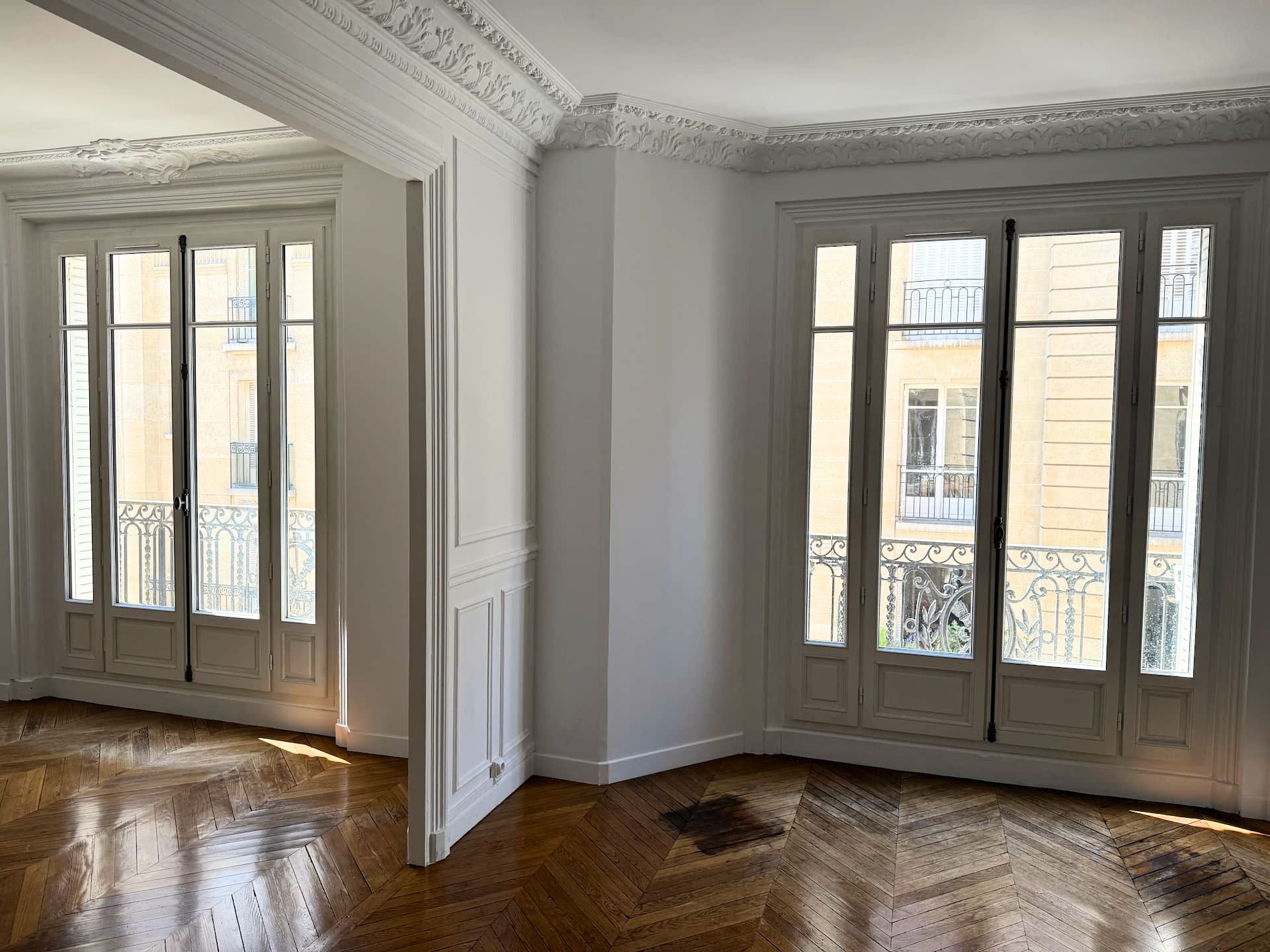 Photo intérieure des fenêtres en bois dans un appartement haussmannien à Paris remplacé par Ludovic COLAS, artisan menuisier et dirigeant CMS Menuiserie.