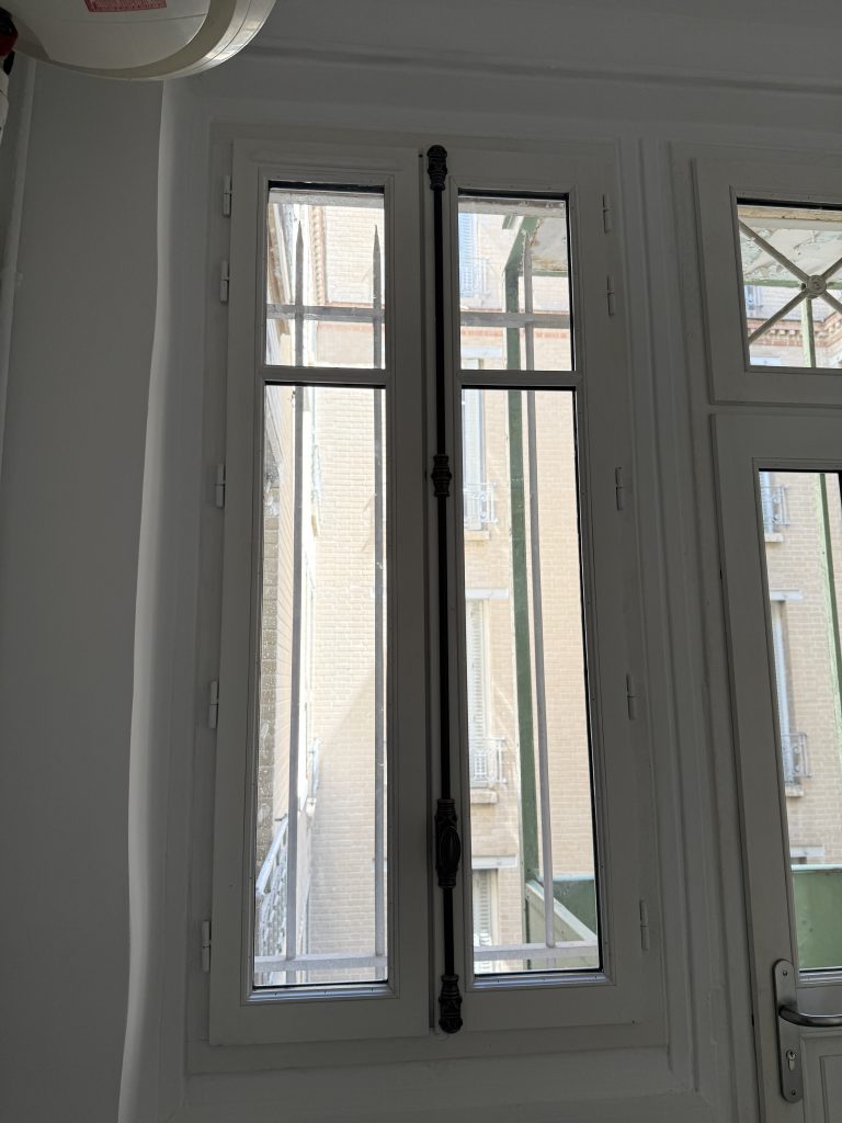 Remplacement fenêtres bois à l'identique dans un appartement haussmannien Paris 14e, vue intérieure d'une salle d'eau.