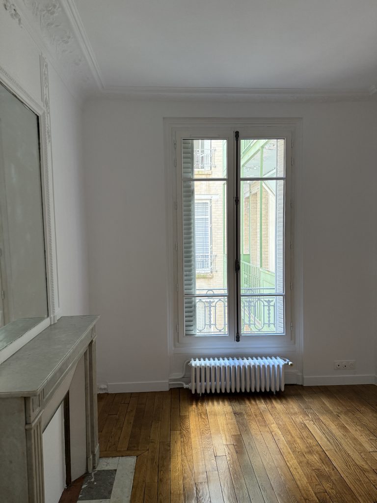 Remplacement fenêtres bois à l'identique dans un appartement haussmannien Paris 14e, vue intérieure d'une chambre.