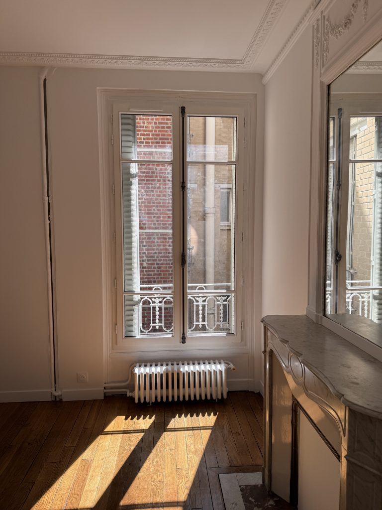 Remplacement fenêtres bois à l'identique dans un appartement haussmannien Paris 14e, vue intérieure d'une chambre.