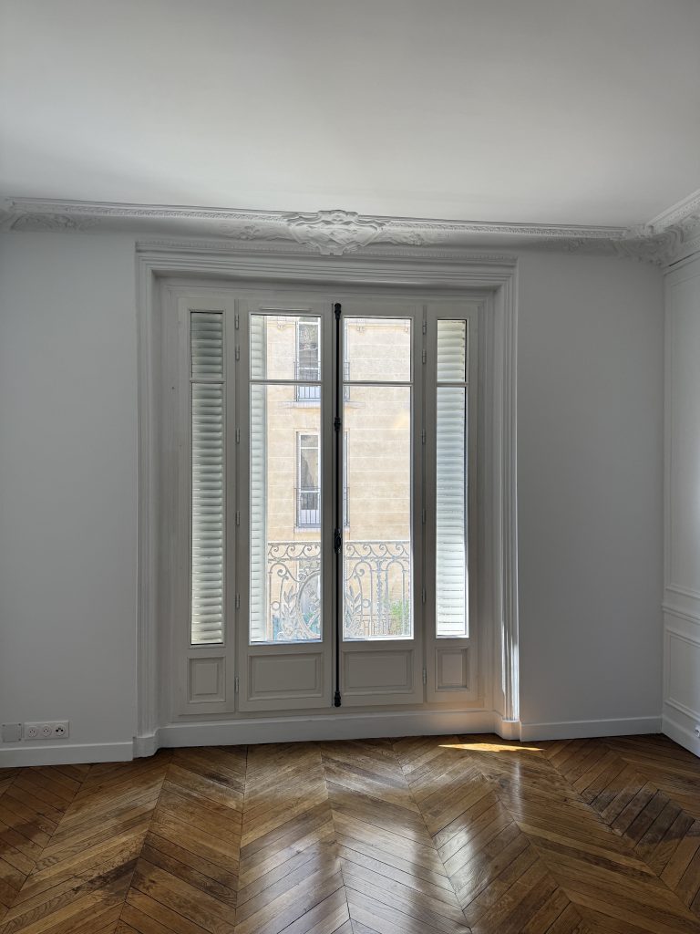 Remplacement fenêtres bois à l'identique dans un appartement haussmannien Paris 14e, vue intérieure.