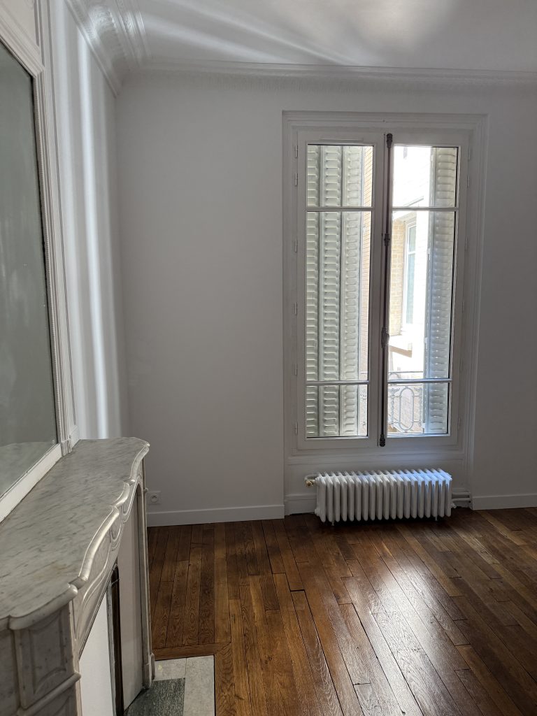 Remplacement fenêtres bois à l'identique dans un appartement haussmannien Paris 14e, vue intérieure d'une chambre.