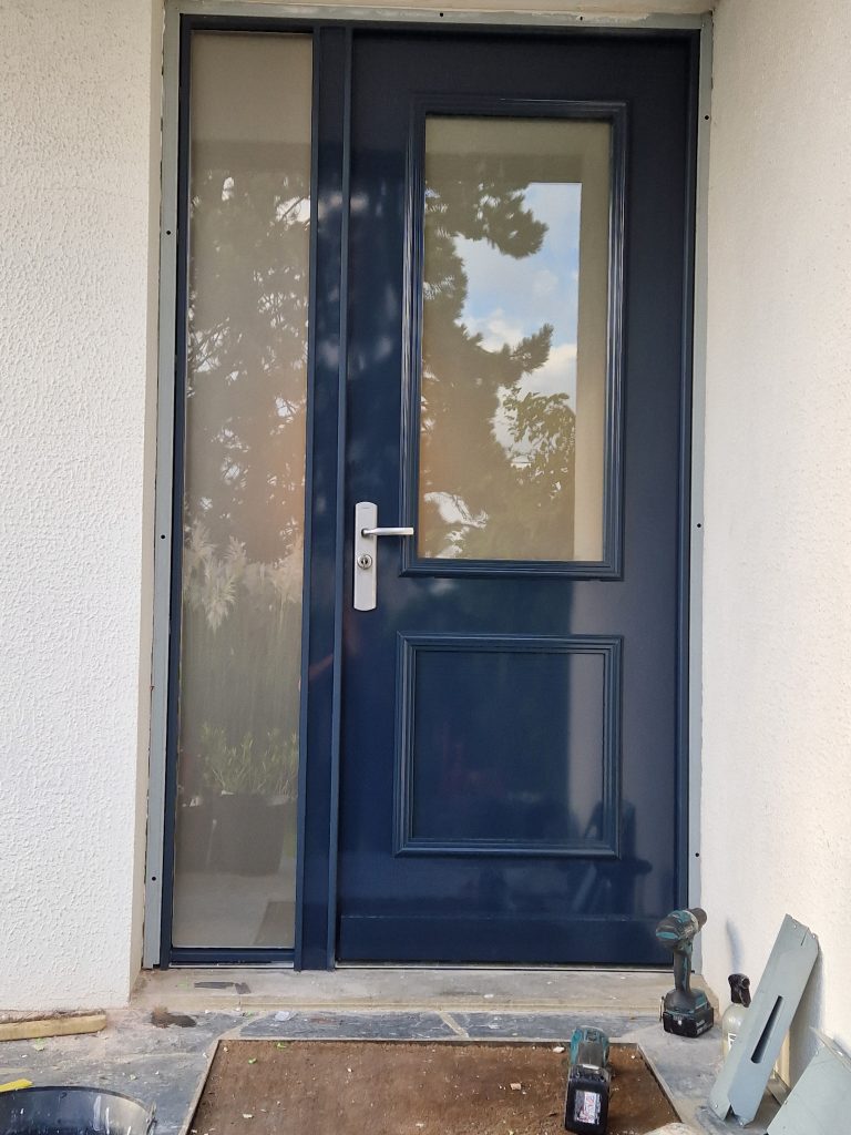 Porte d'entrée aluminium Fichet Forstyl vitrée avec partie fixe posée à Thorigny-sur-Marne. Travaux réalisé par CMS Menuiserie basé à Noisy-le-Grand (93).