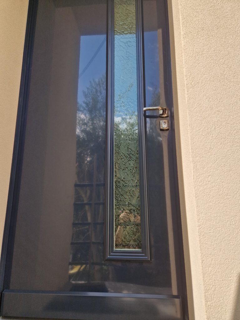 Extérieur porte aluminium sécurisée Fichet posée dans un pavillon à Champigny-sur-Marne par CMS Menuiserie basé à Noisy-le-Grand (93).
