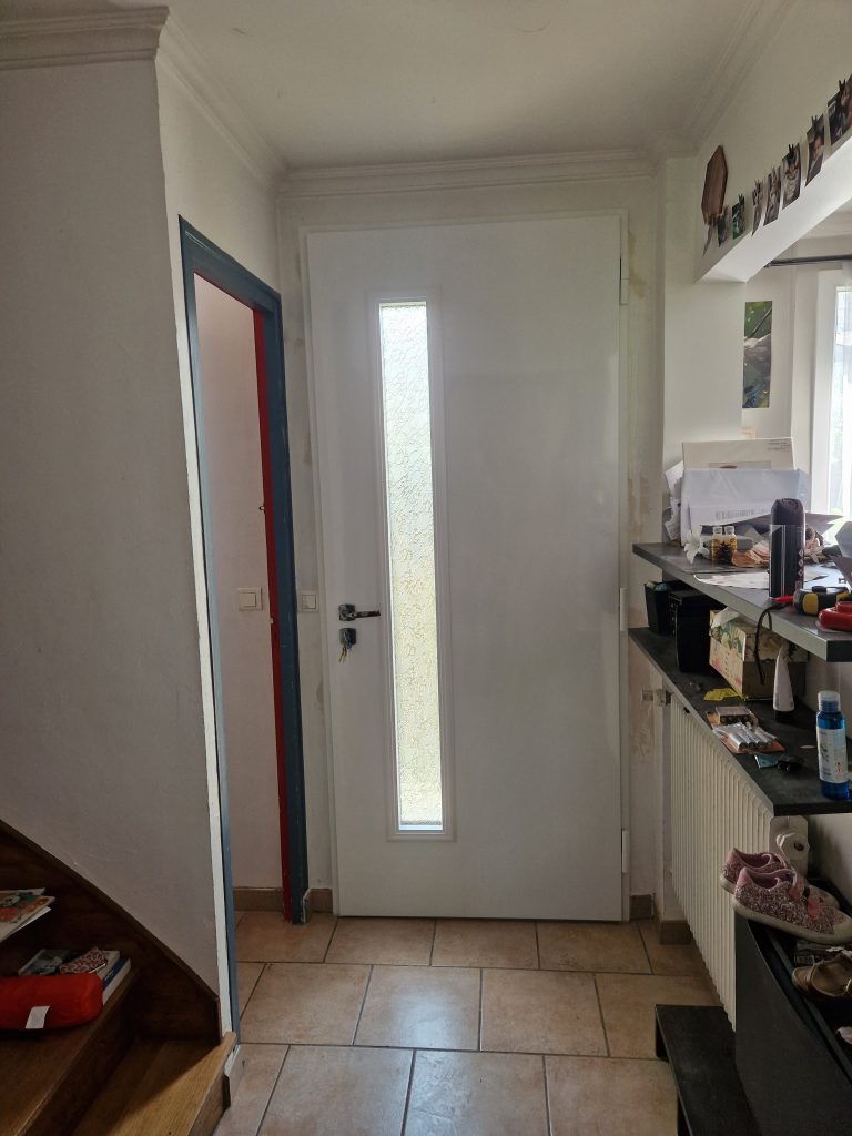 Intérieur porte aluminium Fichet Forstyl avec serrure 5 points posée en région parisienne par Ludovic COLAS, artisan menuisier.