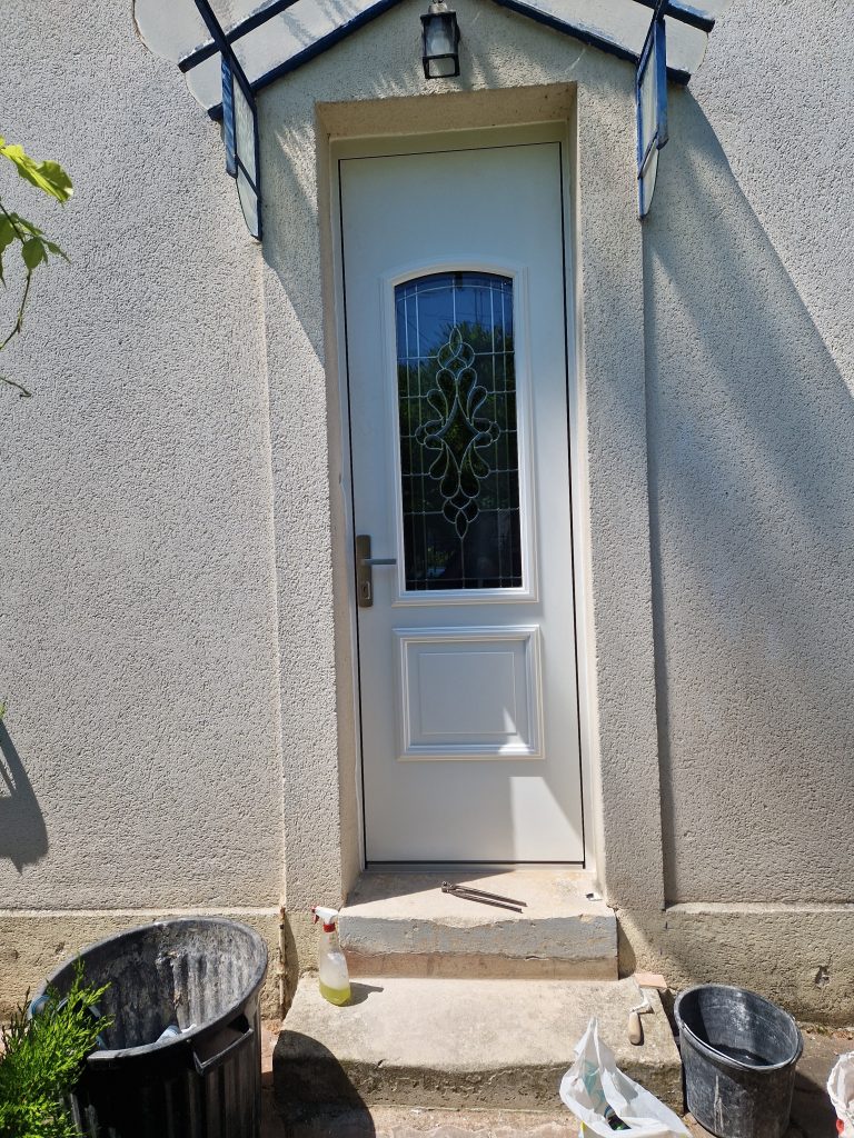 Porte d'entrée en bois installée sur un pavillon au Raincy en Seine-Saint-Denis installé par Ludovic COLAS, menuisier et dirigeant CMS Menuiserie à Noisy-le-Grand (93).