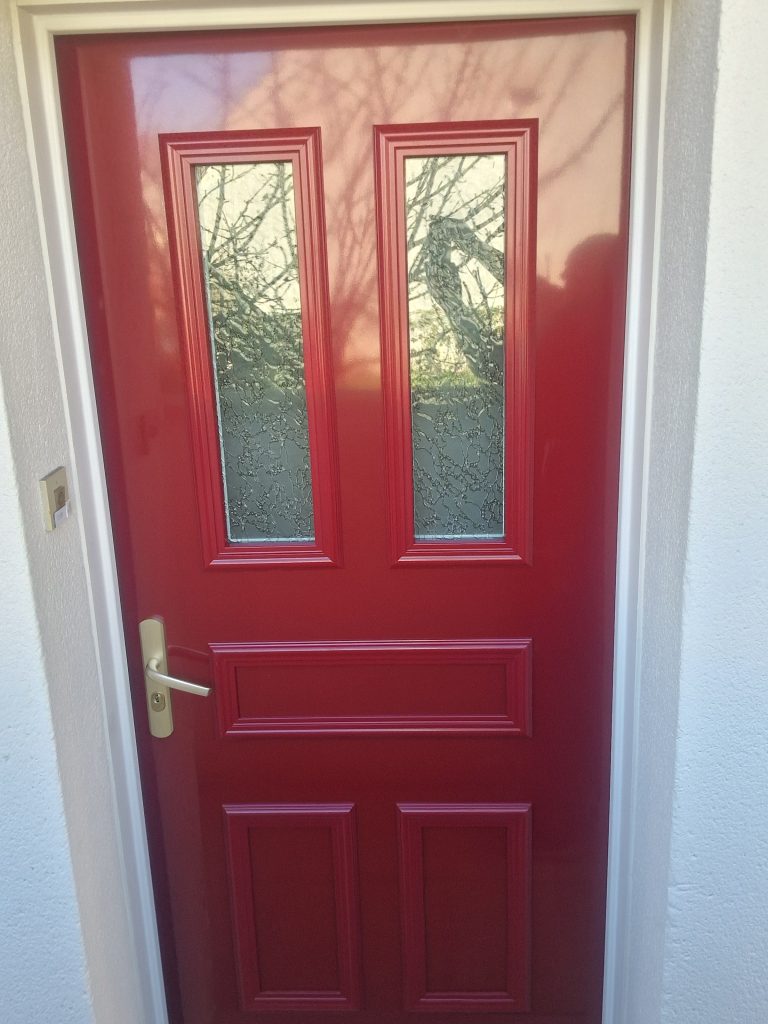 Extérieur porte d'entrée couleur rouge Fichet Forstyl posée sur un pavillon en Île-de-France. Travaux réalisé par CMS Menuiserie basé à Noisy-le-Grand (93).