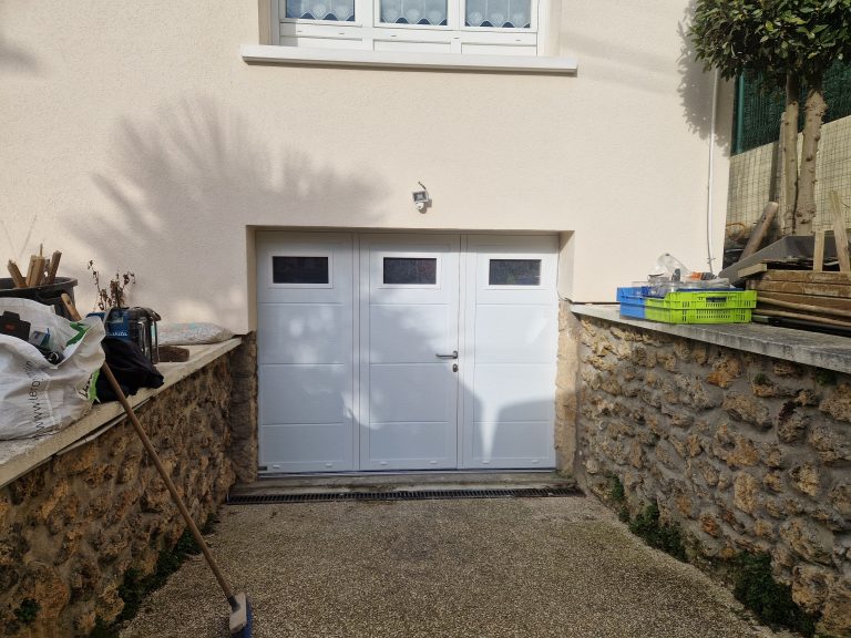 Extérieur porte de garage 3 vantaux Soprofem installée en région parisienne par Ludovic COLAS, menuisier et dirigeant CMS Menuiserie.