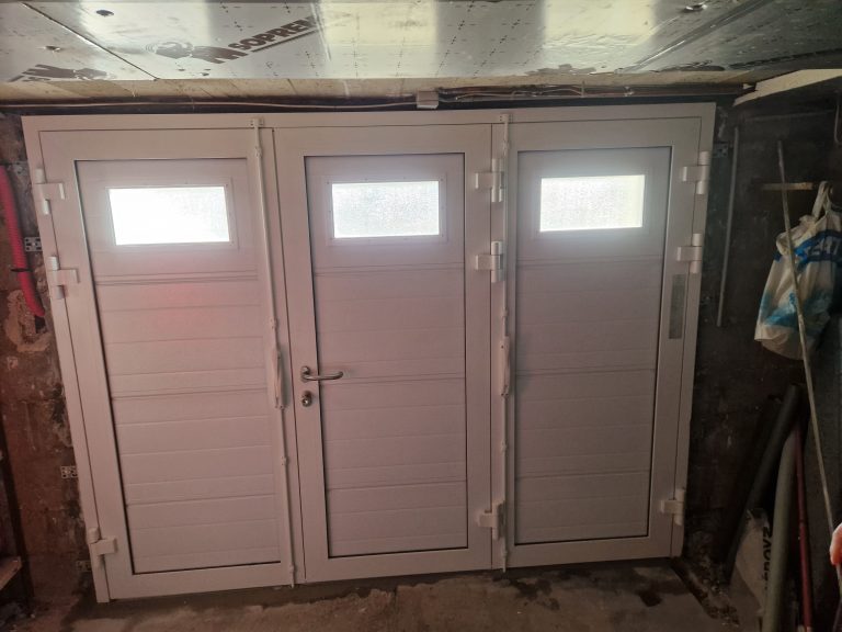 Intérieur porte de garage battante 3 vantaux posée par CMS Menuiserie.