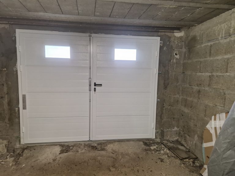 Intérieur porte de garage battante 2 vantaux posée par CMS Menuiserie.