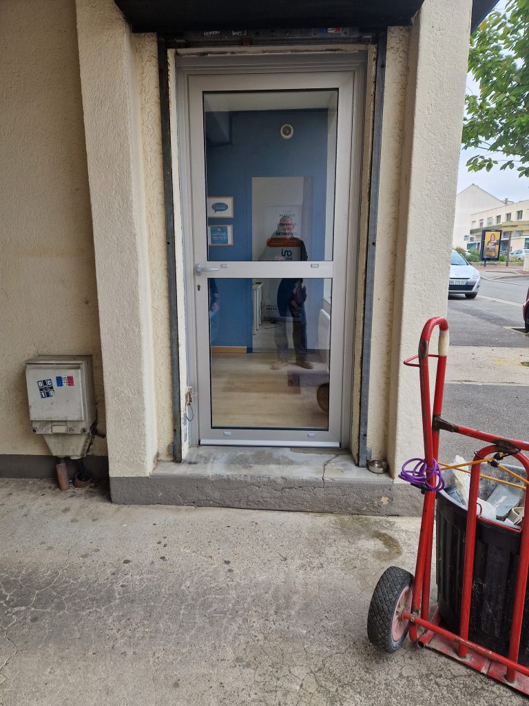 Extérieur porte local commercial installée par CMS Menuiserie en région parisienne.