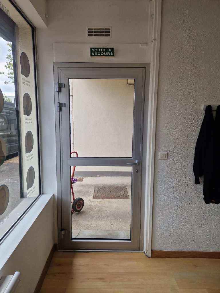 Intérieur porte local commercial posée par artisan menuisier Ludovic COLAS en Île-de-France.