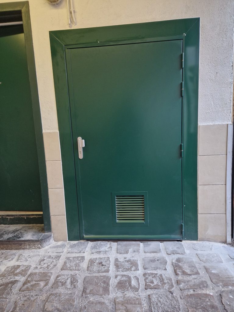 Nouvelle porte local poubelles après remplacement avec habillage complet par CMS Menuiserie basé à Noisy-le-Grand (93).