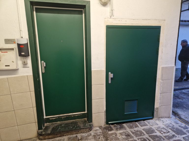 Porte local poubelles remplacée par CMS Menuiserie basé à Noisy-le-Grand (93), en région parisienne.