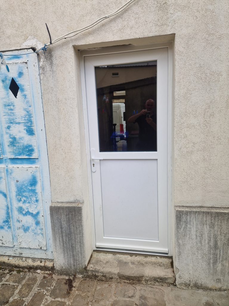 Porte PVC installée pour une cour commune d'immeuble en copropriété à Paris par Ludovic COLAS, menuisier et dirigeant CMS Menuiserie.