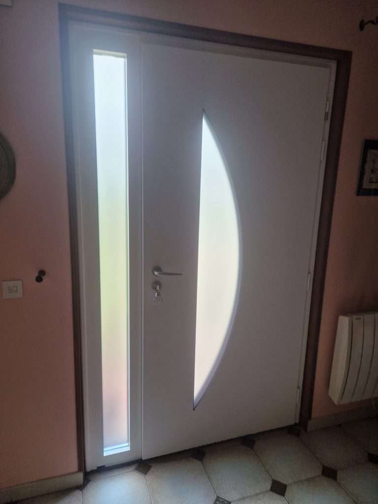 Intérieur porte tiercée aluminium Fenetrêa avec une partie vitrée installée à Bondy 93. Travaux réalisé par CMS Menuiserie installé à Noisy-le-Grand (93).