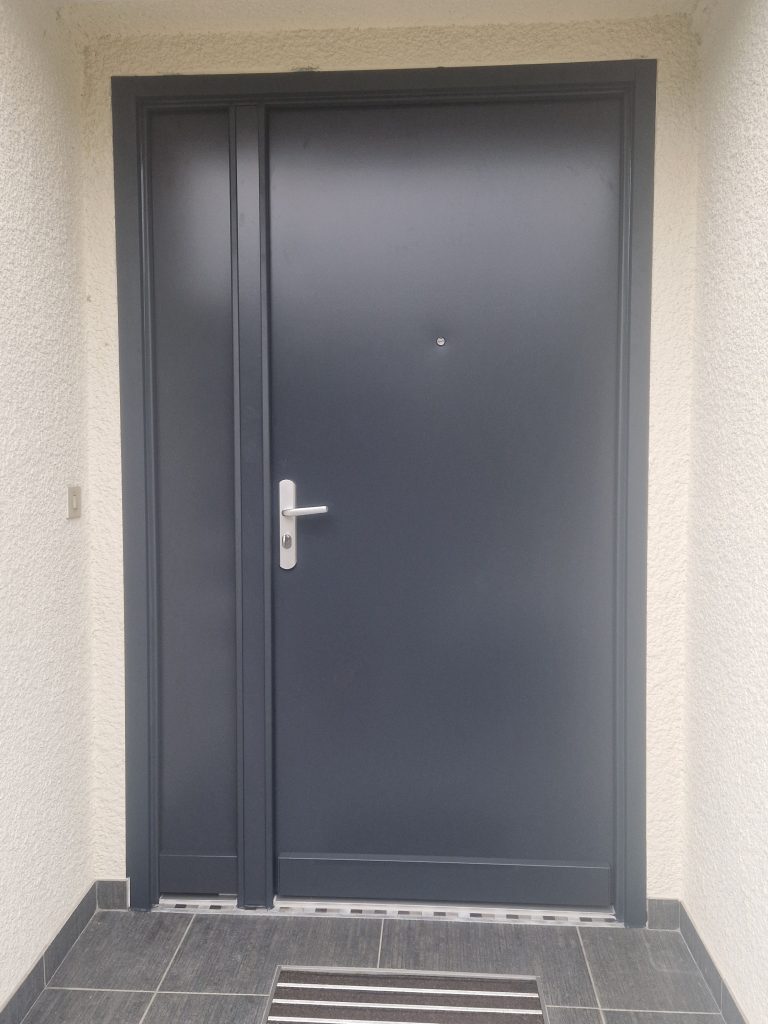 Extérieur porte tiercée aluminium Fichet Stylea installée sur un pavillon en Île-de-France. Travaux réalisé par Ludovic COLAS menuisier et dirigeant CMS Menuiserie basé à Noisy-le-Grand (93).