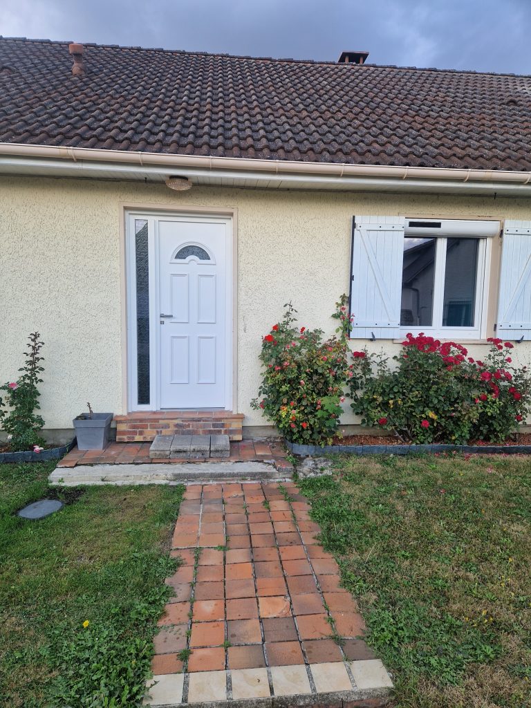 Porte d'entrée tiercée aluminium avec volet solaire installée sur un pavillon en Île-de-France par Ludovic COLAS, menuisier et dirigeant CMS Menuiserie.