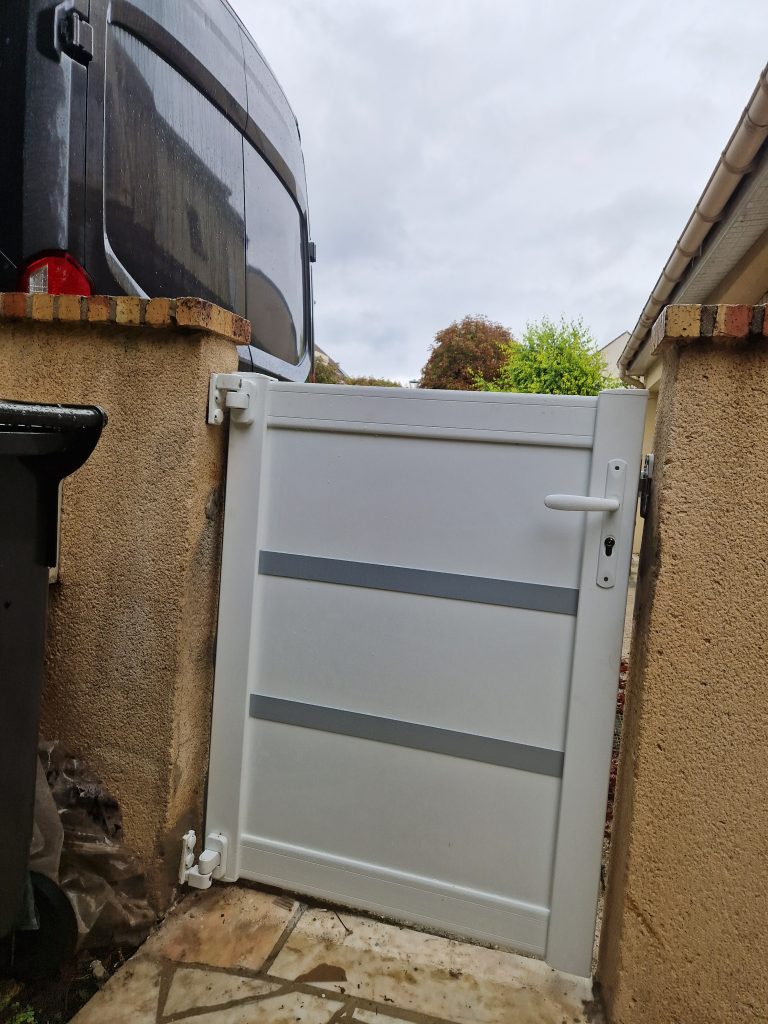 Portillon de jardin aluminium classique installé en région parisienne. Travaux réalisé par CMS Menuiserie basé à Noisy-le-Grand (93).
