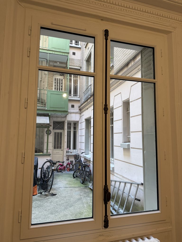 Après remplacement d'une fenêtre origine France, vue intérieure. Travaux réalisé par Ludovic COLAS, artisan menuisier.