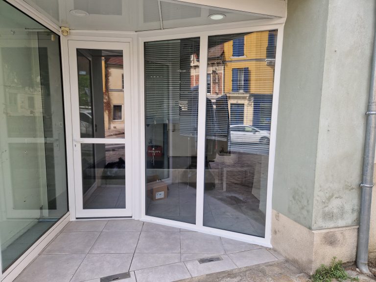 Vitrine et porte d'entrée aluminium posées dans un bureau de notaire en région parisienne par Ludovic COLAS, artisan menuisier.