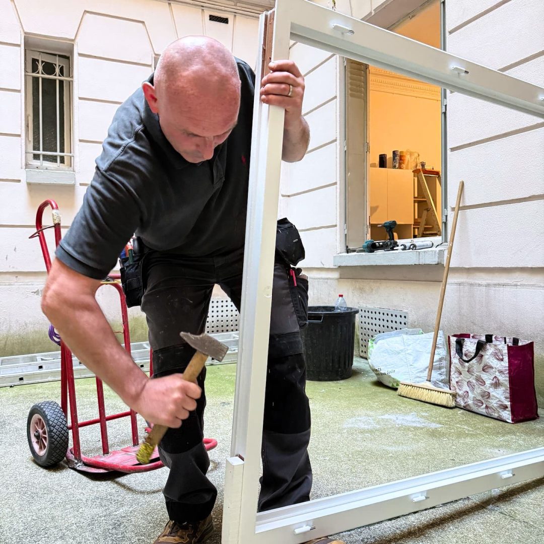 Ludovic COLAS, artisan menuisier en train de préparer le cadre d'une fenêtre lors d'un remplacement d'une fenêtre.