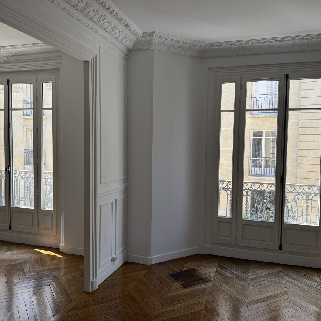 Remplacement fenêtres bois à l'identique dans un appartement haussmannien Paris 14e, vue intérieure du salon. Réalisé par Ludovic COLAS, artisan menuisier et dirigeant CMS Menuiserie.