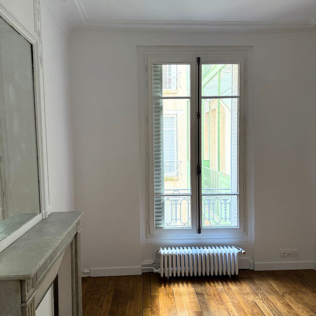 Photo intérieure d'une fenêtre dans une chambre d'un appartement haussmannien à Paris remplacé par Ludovic COLAS, artisan menuisier.