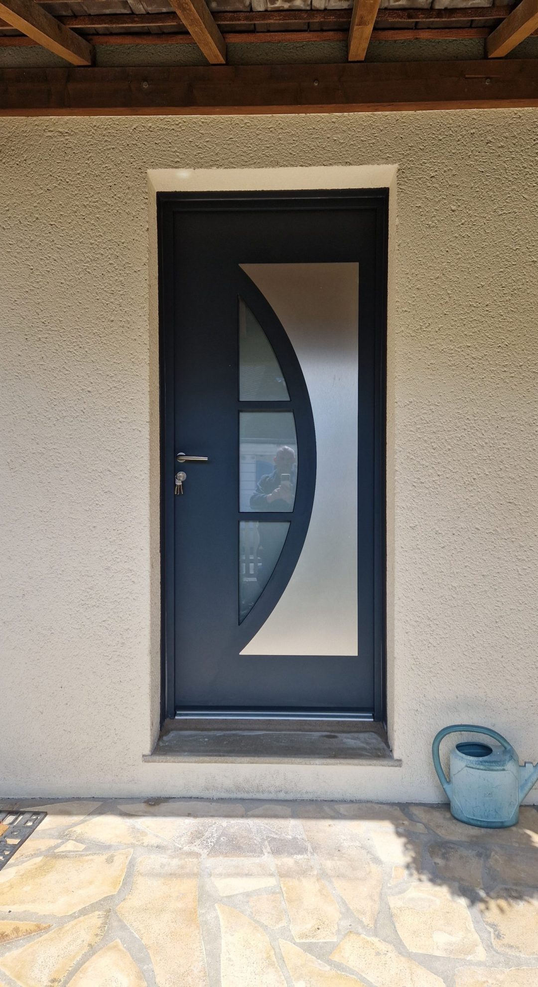 Extérieur porte aluminium gris anthracite insert alu brossé posée sur un pavillon en région parisienne posé par Ludovic COLAS, menuisier et dirigeant CMS Menuiserie à Noisy-le-Grand (93).
